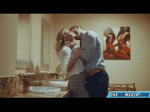 ❤️ As in busty blonde jo ferliedt yn in iepenbier toilet ☑ Porno op fy.fullsexmovs.ru ☑